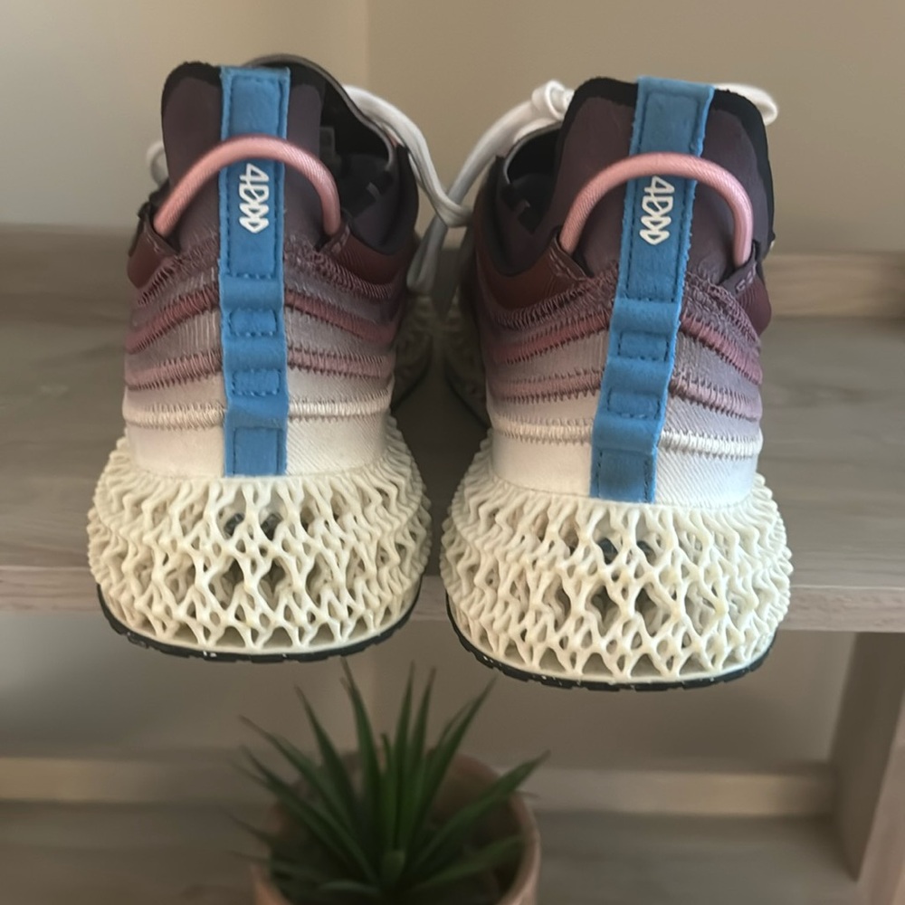 Like new Men’s Adidas 4DFWD X PARLEY size 11.5 maroon/cream